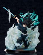 Vue 3/4 à mi-distance de la figurine de Muichiro Tokito de Demon Slayer en kimono noir, tenant un sabre bleu.