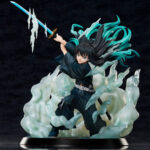 Vue 3/4 à mi-distance de la figurine de Muichiro Tokito de Demon Slayer en uniforme noir, tenant une épée glacée.