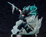 Vue 3/4 à mi-distance de la figurine de Muichiro Tokito de Demon Slayer en uniforme noir, tenant un sabre à lame bleue.
