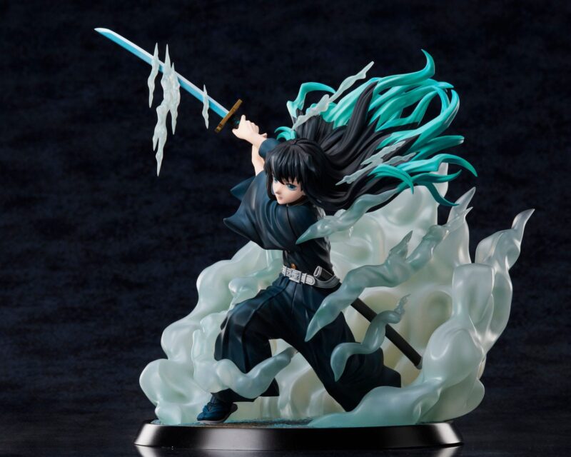 Vue 3/4 à mi-distance de la figurine de Muichiro Tokito de Demon Slayer en uniforme noir, tenant un sabre à lame bleue.