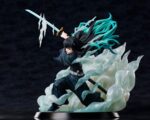 Vue 3/4 à mi-distance de la figurine de Muichiro Tokito de Demon Slayer en uniforme sombre, tenant un katana.