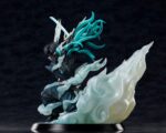 Vue en diagonale à mi-distance de la figurine de Muichiro Tokito de Demon Slayer: Kimetsu no Yaiba, en uniforme avec épée.