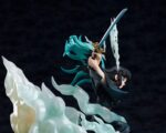 Vue 3/4 à mi-distance de la figurine de Muichiro Tokito de Demon Slayer: Kimetsu no Yaiba en uniforme traditionnel, maniant un katana avec des effets de brume.