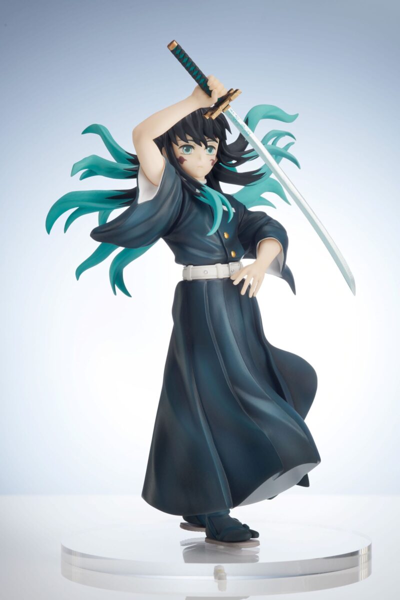 Vue 3/4 à mi-distance de la figurine de Muichiro Tokito de Demon Slayer, en uniforme traditionnel, tenant un katana au-dessus de sa tête.