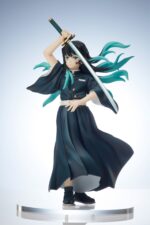 Vue 3/4 à mi-distance de la figurine de Muichiro Tokito de Demon Slayer, levant un katana avec les deux mains.
