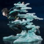 Vue 3/4 à mi-distance de la figurine de Muichiro Tokito de Demon Slayer en kimono noir avec haori bleu-vert, katana à la taille.