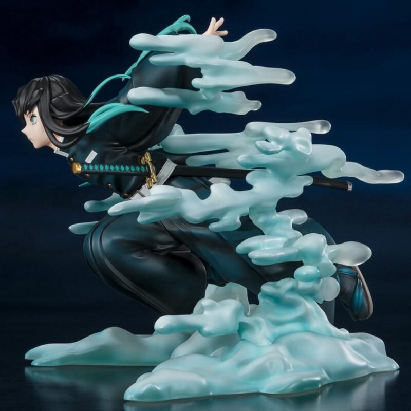 Vue 3/4 à mi-distance de la figurine de Muichiro Tokito de Demon Slayer en kimono noir avec haori bleu-vert, katana à la taille.