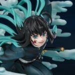 Vue 3/4 à mi-distance de la figurine Figuarts Zero de Muichiro Tokito de Demon Slayer, en uniforme sombre avec un katana.
