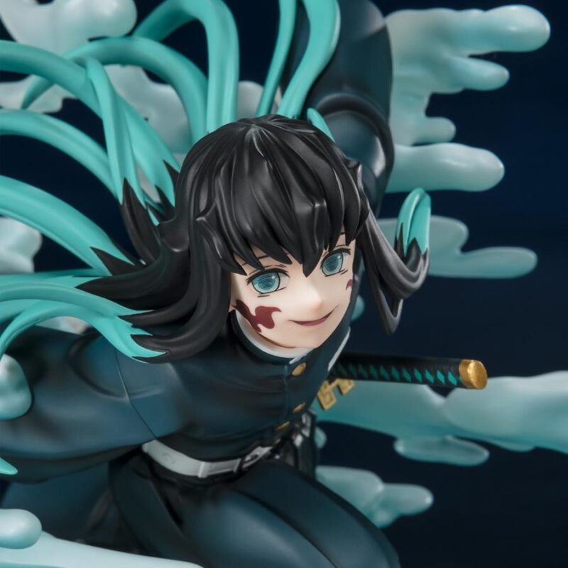 Vue 3/4 à mi-distance de la figurine Figuarts Zero de Muichiro Tokito de Demon Slayer, en uniforme sombre avec un katana.