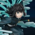 Vue 3/4 dynamique en gros plan de la figurine de Muichiro Tokito de Demon Slayer, en uniforme de chasseur de démons, katana à la taille.