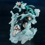 Vue 3/4 arrière à mi-distance de la figurine de Muichiro Tokito de Demon Slayer en uniforme de chasseur de démons, avec un effet de brume.