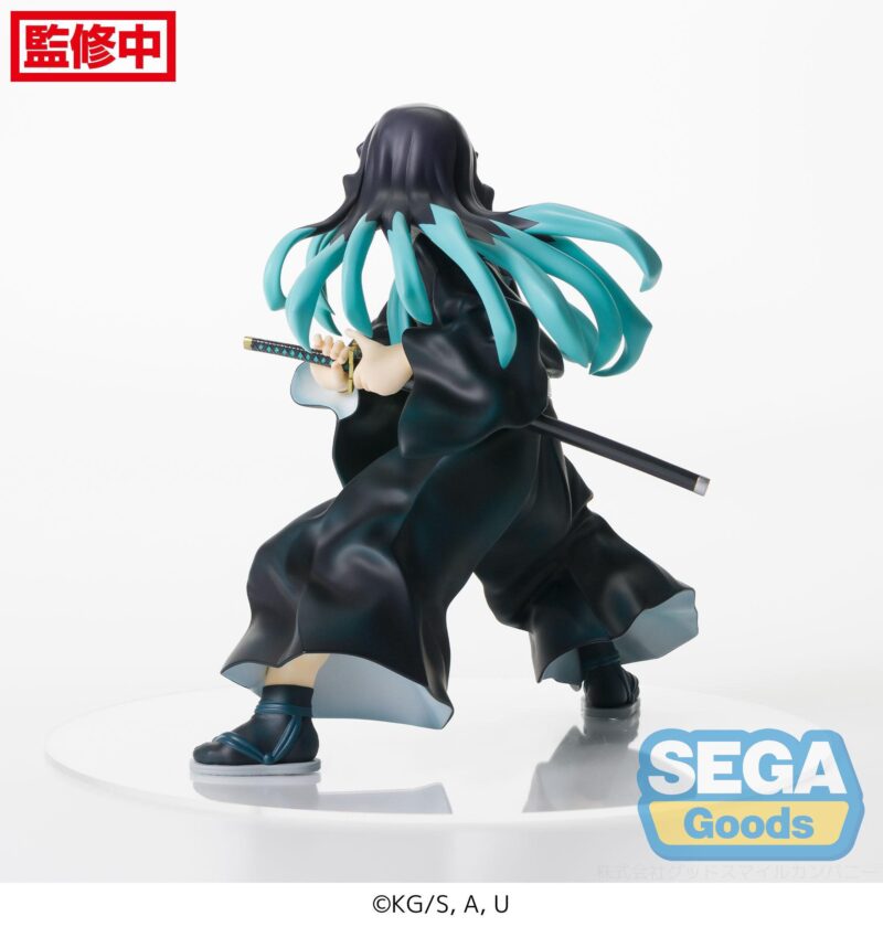 Vue 3/4 arrière à mi-distance de la figurine de Muichiro Tokito de Demon Slayer en kimono noir, tenant un katana dans la main droite.