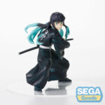 Vue 3/4 à mi-distance de la figurine de Muichiro Tokito de Demon Slayer, en kimono noir, tenant un katana en position défensive.