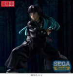 Vue 3/4 à mi-distance de la figurine de Muichiro Tokito de Demon Slayer en haori noir, tenant un katana prêt au combat.