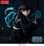 Vue 3/4 à mi-distance de la figurine d'un personnage en tenue noire, tenant un katana, avec des cheveux turquoise.