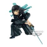 Vue 3/4 à mi-distance de la figurine de Muichiro Tokito de Demon Slayer en uniforme noir, tenant un katana à la main.