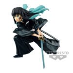 Vue 3/4 à mi-distance de la figurine de Muichiro Tokito de Demon Slayer en kimono noir, tenant un katana en position d'attaque.