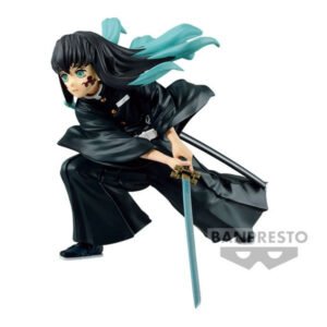 Vue 3/4 à mi-distance de la figurine de Muichiro Tokito de Demon Slayer en kimono noir, tenant un katana en position d'attaque.