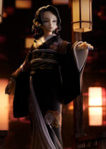 Vue 3/4 à mi-distance de la figurine de Muzan Kibutsuji de Demon Slayer en kimono noir, tenant une épée près de l'épaule.