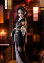 Vue 3/4 de près de la figurine de Muzan Kibutsuji de Demon Slayer en kimono noir à motifs floraux, bras étendu.