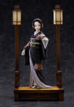 Vue 3/4 à mi-distance de la figurine en kimono noir à motifs floraux, avec des lanternes en bois en arrière-plan.