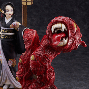 Vue 3/4 à mi-distance de la figurine de Muzan Kibutsuji de Demon Slayer en kimono noir avec motifs floraux, tenant une lanterne.