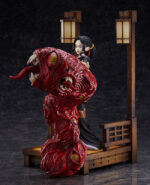 Vue 3/4 à mi-distance de la figurine de Muzan Kibutsuji de Demon Slayer en tenue noire, avec une créature démoniaque rouge.