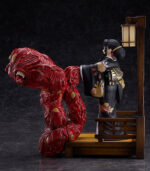 Vue 3/4 à mi-distance de la figurine de Muzan Kibutsuji en Geiko de Demon Slayer en kimono noir avec motifs floraux, entouré d'un serpent rouge.