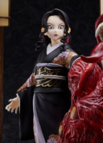 Vue 3/4 à mi-distance de la figurine de Muzan Kibutsuji de Demon Slayer en kimono noir avec motifs floraux, expression tendue.
