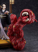 Vue diagonale à mi-distance de la figurine de Muzan Kibutsuji de Demon Slayer: Kimetsu no Yaiba en kimono noir, avec des appendices rouges.