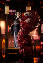 Vue 3/4 à mi-distance de la figurine de Muzan Kibutsuji (forme Geiko) de Demon Slayer en kimono noir, avec un démon rouge derrière.