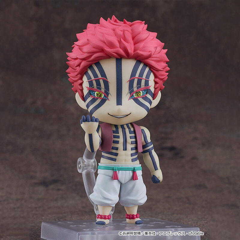 Vue 3/4 à mi-distance de la figurine Nendoroid d'Akaza de Demon Slayer, en tenue de martial avec un sourire confiant.