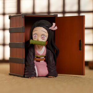 Vue 3/4 de près de la figurine de Nezuko Kamado de Demon Slayer en kimono rose, émergent d'une boîte avec un panier en bambou.