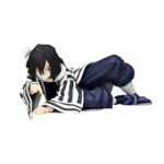 demon-slayer-figurine-obanai-iguro-noodle-stopper_2 Vue en diagonale, gros plan de la figurine d'Obanai Iguro de Demon Slayer: Kimetsu no Yaiba, allongé avec une expression sérieuse, bandage sur le visage.