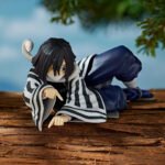 demon-slayer-figurine-obanai-iguro-noodle-stopper_3 Vue 3/4 de mi-distance de la figurine d'Obanai Iguro de Demon Slayer en uniforme avec un serpent autour du cou.