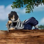 demon-slayer-figurine-obanai-iguro-noodle-stopper_5 Vue 3/4 légèrement surélevée en plan rapproché moyen de la figurine d'Obanai Iguro de Demon Slayer, en kimono noir et blanc, regard déterminé.