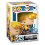 Vue 3/4 de près de la figurine Funko Pop! Zenitsu Agatsuma de Demon Slayer: Kimetsu no Yaiba en haori jaune, yeux fermés, tenant une épée.