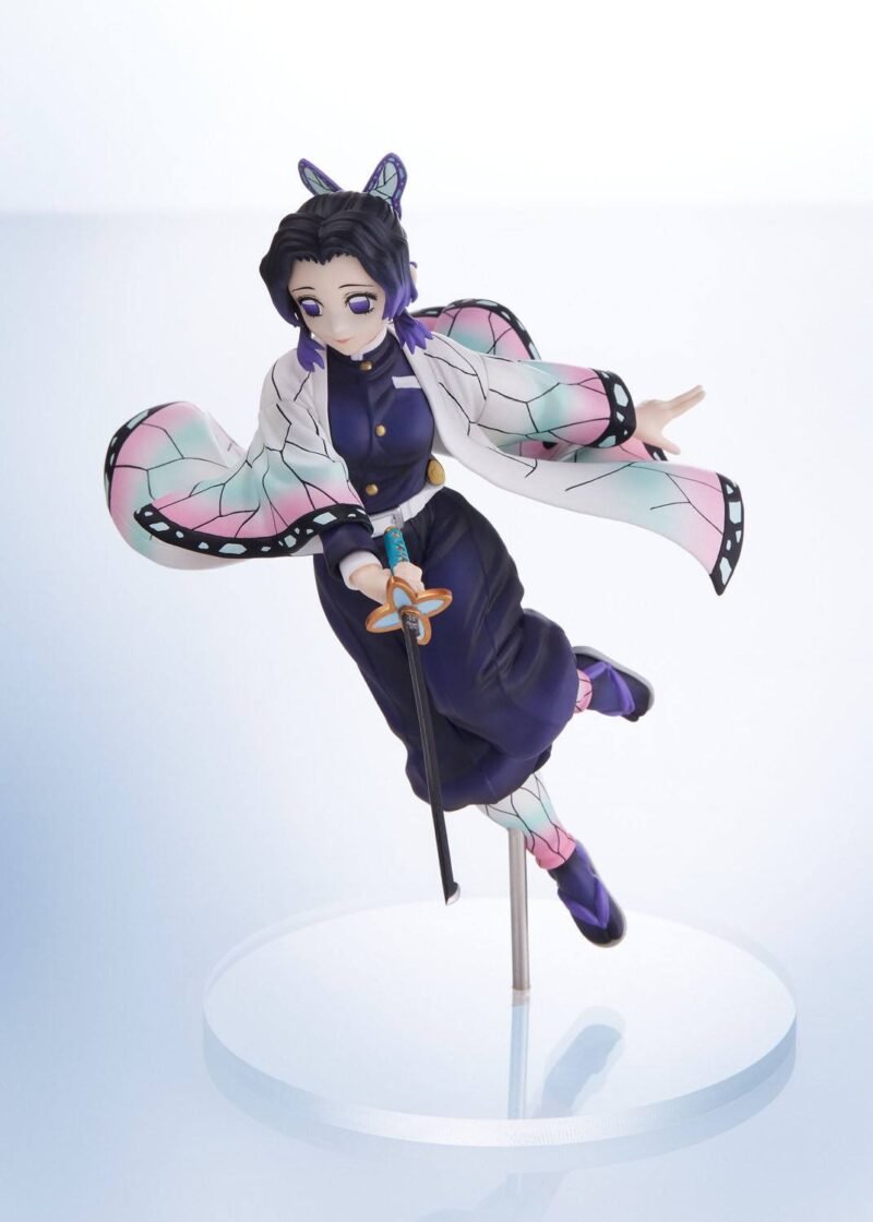 demon-slayer-figurine-shinobu-kocho-conofig-aniplex_2 Vue 3/4 à mi-distance de la figurine de Shinobu Kocho de Demon Slayer: Kimetsu no Yaiba en uniforme, tenant un katana.