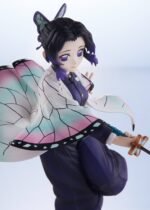demon-slayer-figurine-shinobu-kocho-conofig-aniplex_4 Vue 3/4 à mi-distance de la figurine de Shinobu Kocho de Demon Slayer: Kimetsu no Yaiba en kimono, tenant un katana.