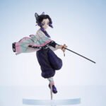 demon-slayer-figurine-shinobu-kocho-conofig-aniplex_6 Vue 3/4 à mi-distance de la figurine de Shinobu Kocho de Demon Slayer: Kimetsu no Yaiba en kimono aux motifs de papillon, tenant un katana.