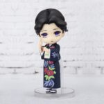 Vue 3/4 de près de la figurine Figuarts Mini de Tamayo de Demon Slayer en kimono bleu avec fleurs, tenant un peigne.