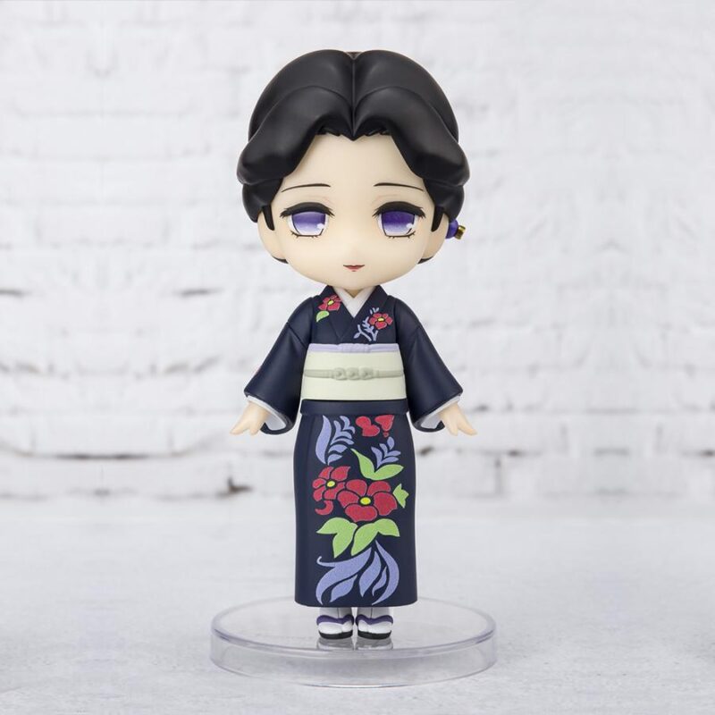 Vue 3/4 de face avec plan rapproché moyen de la figurine de Tamayo de Demon Slayer en kimono noir à motifs floraux.