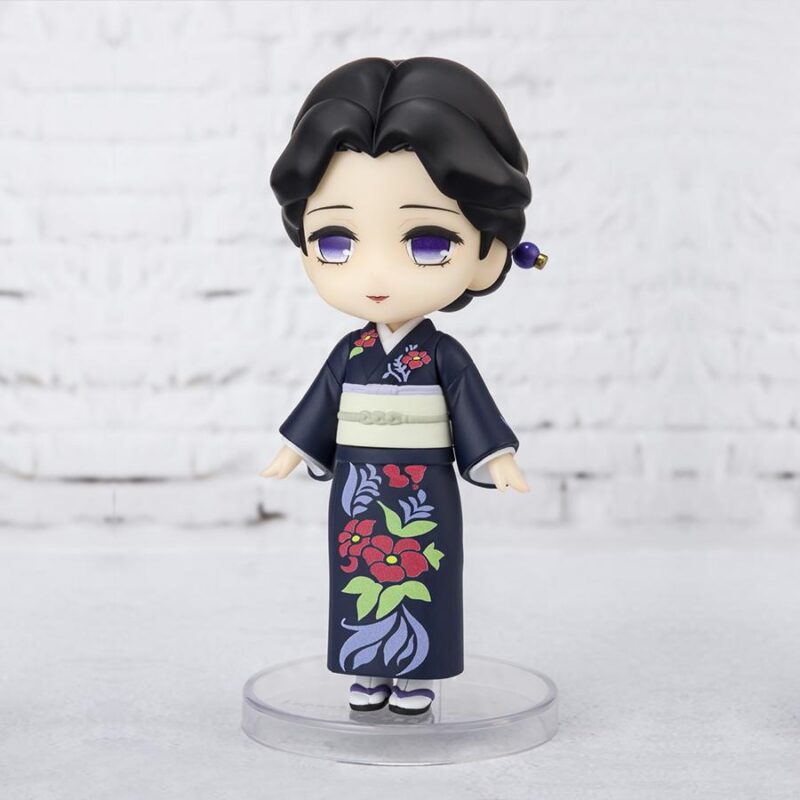 Vue 3/4 à mi-distance de la figurine Figuarts Mini de Tamayo de Demon Slayer: Kimetsu no Yaiba en kimono navy avec motifs floraux.