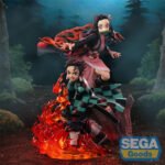 Vue 3/4 de mi-distance de la figurine de Tanjiro Kamado et Nezuko Kamado de Demon Slayer, en poses dynamiques, Tanjiro tenant un katana.