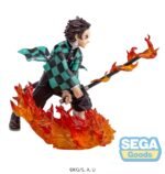 Vue 3/4 à mi-distance de la figurine de Tanjiro Kamado de Demon Slayer: Kimetsu no Yaiba en haori vert et noir, brandissant une épée enflammée.