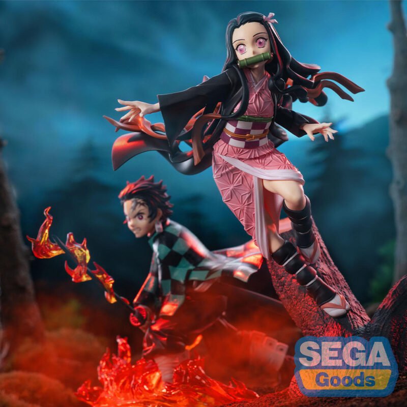 Vue 3/4 à mi-distance de la figurine de Nezuko Kamado de Demon Slayer en kimono rose, avec un museau en bambou.