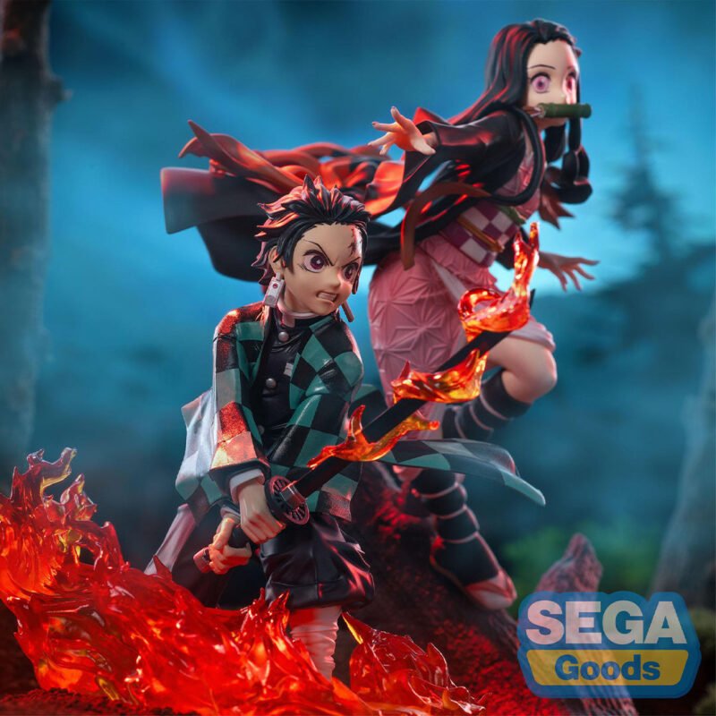 Vue 3/4 à mi-distance de la figurine de Tanjiro Kamado et Nezuko Kamado de Demon Slayer, Tanjiro tenant une épée avec effet enflammé.