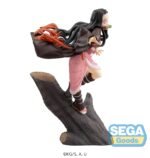 Vue 3/4 à mi-distance de la figurine de Nezuko Kamado de Demon Slayer en kimono rose, tenant un museau en bambou.