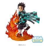 Vue 3/4 à mi-distance de la figurine de Tanjiro Kamado de Demon Slayer en haori noir et turquoise, brandissant une épée avec des flammes.
