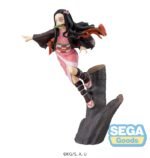 Vue 3/4 à mi-distance de la figurine de Nezuko Kamado de Demon Slayer en kimono rose et haori noir, tenant un muselière.